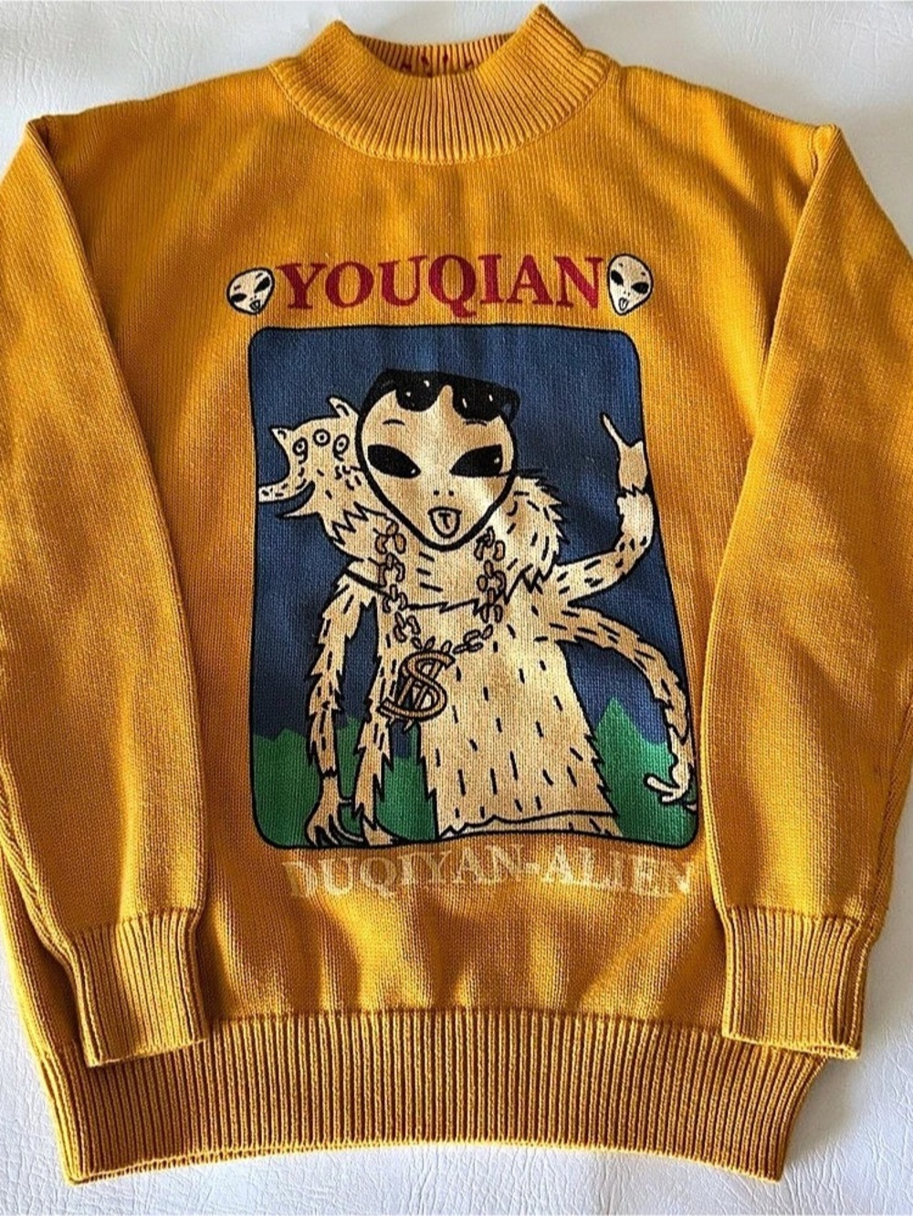Duqiyan Alien Series Sweater Graphic Crewneck Yellow Medium
